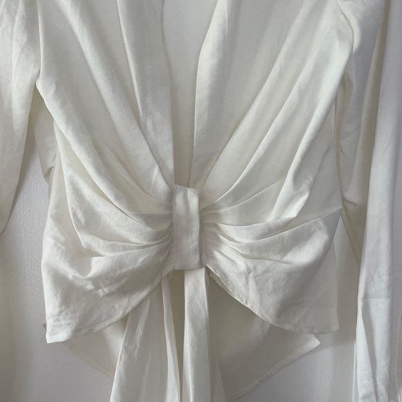 Choosy white shirt with the deep v neck - Picture 4 of 5